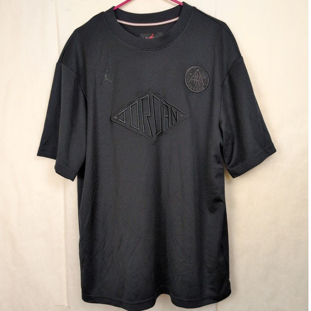Jordan Essentials black embroidered tshirt Size Large Streetwear Minimal Casual
